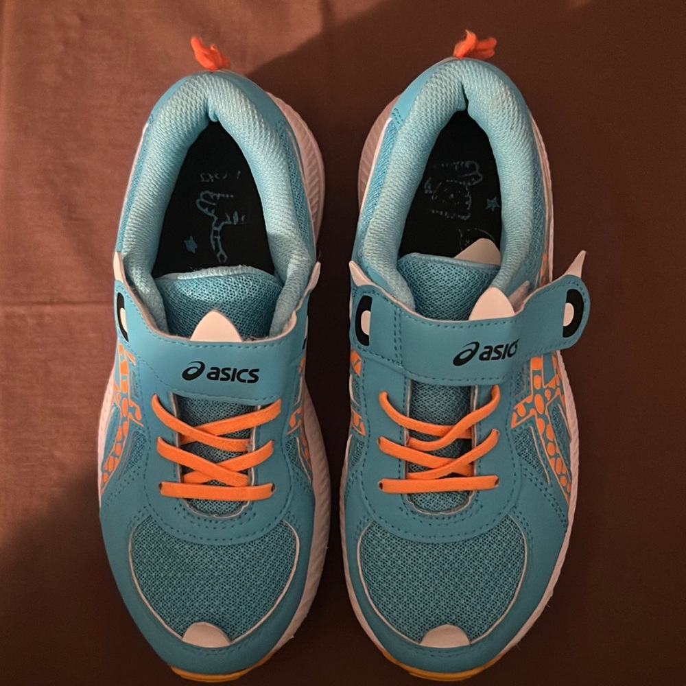 Boys ASICS size 3 multicolored